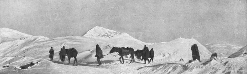 'La tragique retraite Serbe; Au sommet du colde Tchakor, avant la descente sur..., 1915 (1924). Creator: Samson Tchernoff.