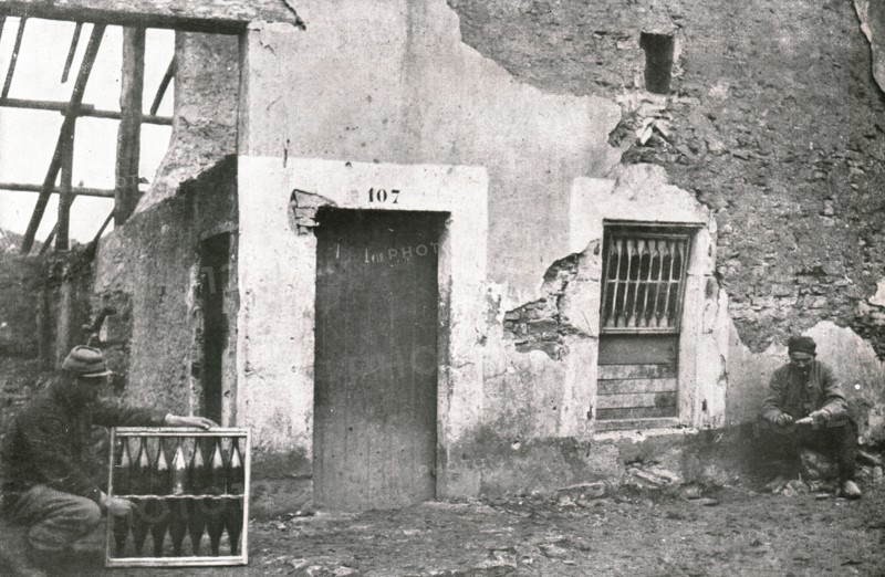 ' "On Tiendra"; La, ils remplacent par un vitrail de bouteilles', 1915 (1924). Creator: Unknown.