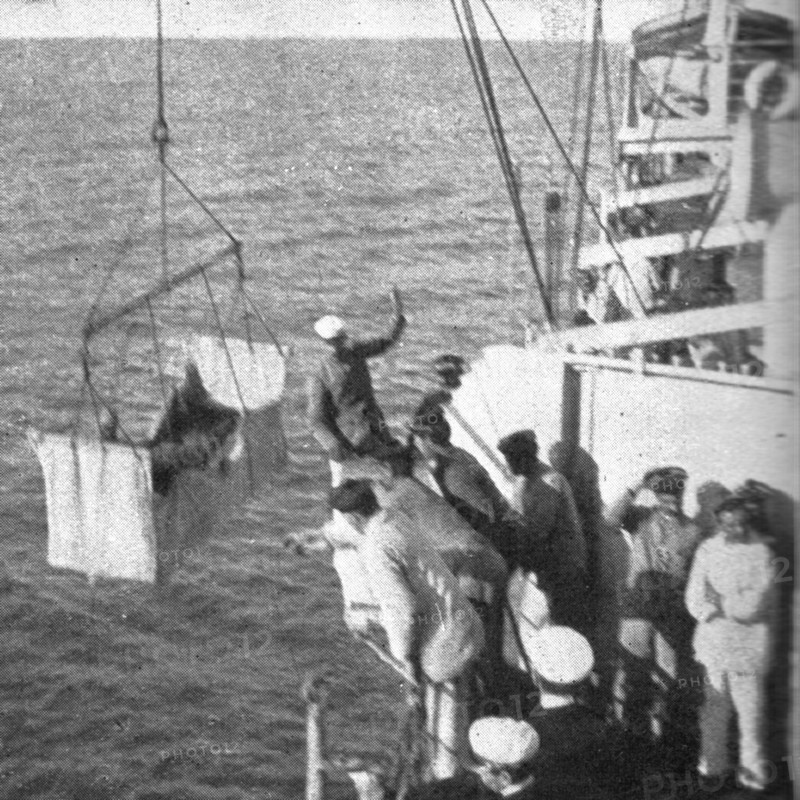 'L'expedition des Dardanelles, le tentative de enforcement..., 1915 (1924). Creator: Unknown.