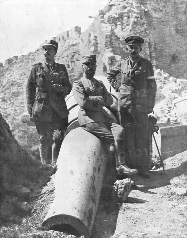 'L'expedition des Dardanelles, Dans les ruines de Seddul_Bahr; Le general Gouraud..., 1915 (1924). Creator: Unknown.