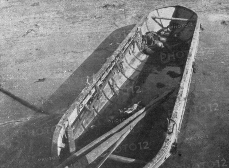 'Sur le Canal de Suez; Un des grands canots en aluminium qui devaient permettre..., 1915 (1924). Creator: Unknown.