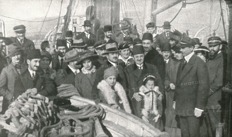 'A Salonique; L'arrivee a Toulon des consuls arretes, de leurs familles et du...', 1916 (1924) Creator: Unknown.