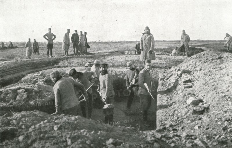 ''A Salonique; La ville et le camp de Salonique sont mis immediatement en etat de defense', 1916. Creator: Unknown.