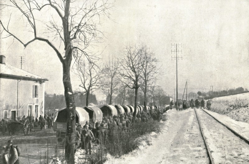 'Autour de Verdun pendant la bataille; Sur la route, des camions automobiles amenant..., 1916 (1924) Creator: Unknown.