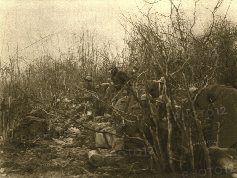 'Au Bois Des Caures; Le matin du 24, les defenseurs du bois jouissent d'une..., 1916 (1924) Creator: Unknown.