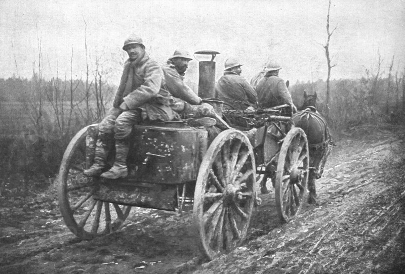 ''A Travers la Fournaise; Une cuisine roulante et ses "servants"', 1916 (1924) Creator: Unknown.