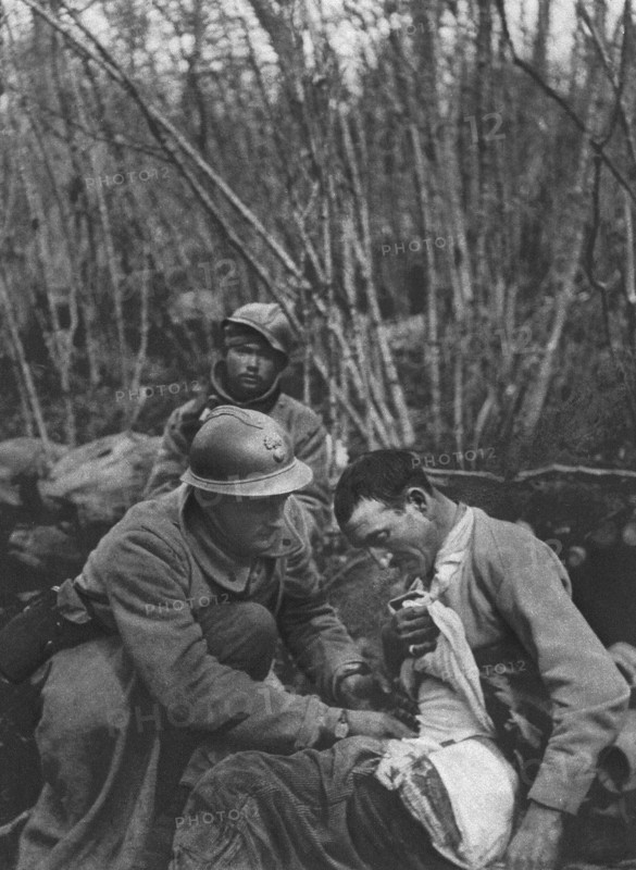 ''Pendant le Combat; Les premiers soins aux blesses', 1916 (1924). Creator: Unknown.