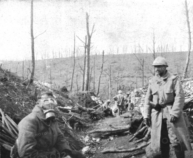 'Le Champ de Bataille; Nos soldats s'amusent: un fantassin s'est applique un masque... 1916 (1924) Creator: Unknown.