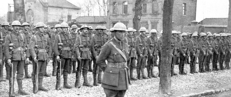 ''Aux armees Britanniques; Le nouveau casque anglais', 1916 (1924) Creator: Unknown.
