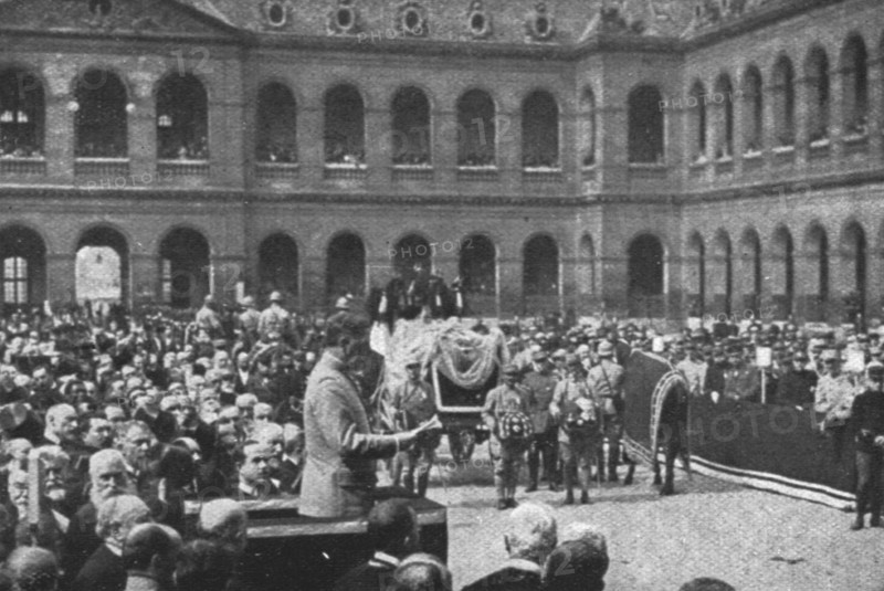 'Deux grands morts; Aux Invalides, le I juin 1916: le discours du ministre de la..., 1916 (1924) Creator: Unknown.