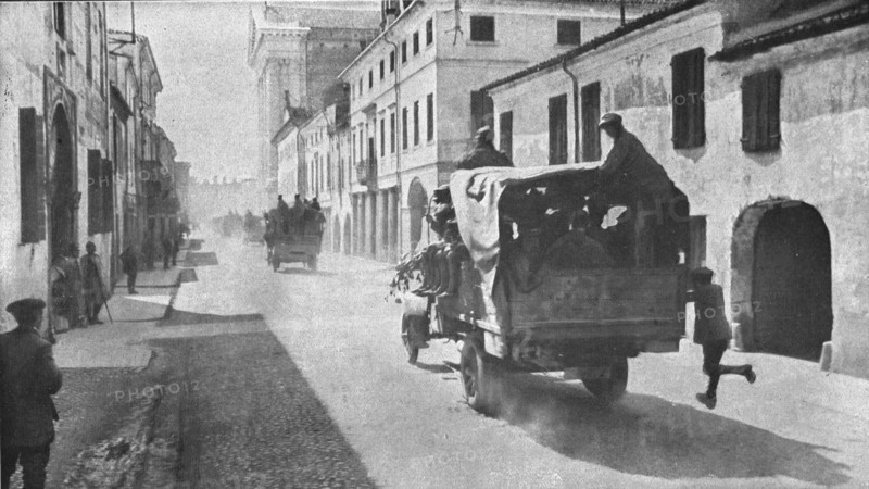 'Sur le front Italien; Comme a Verdun, nos allies eurent recours aux camions..., 1916 (1924) Creator: Unknown.