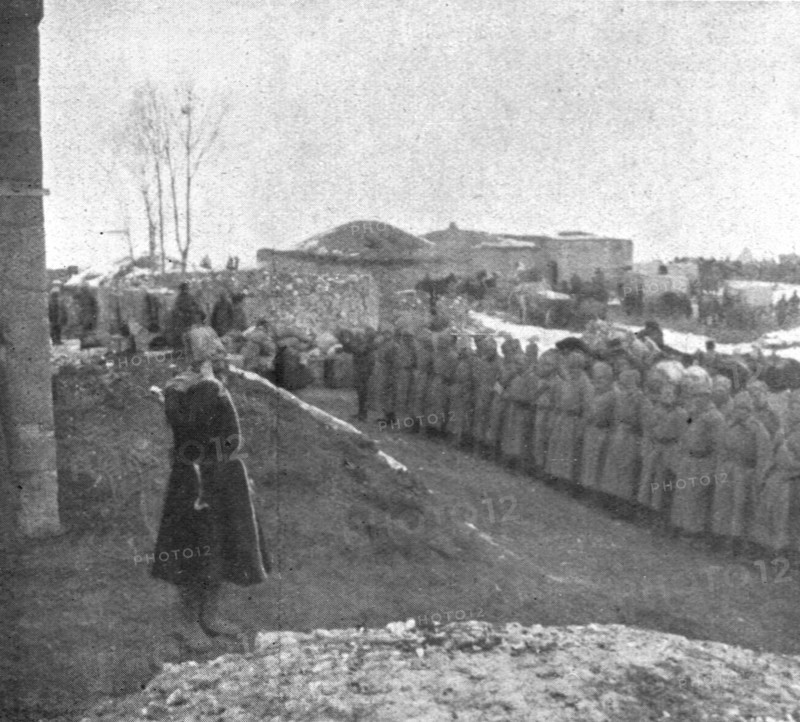 'Sur la route de Trebizonde; Le general Kalitine felicite un coningent qui s'est..., 1916 (1924) Creator: Unknown.