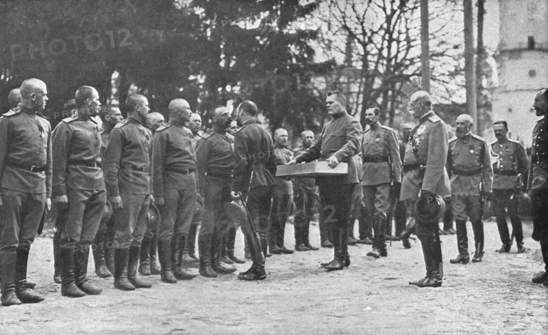 'Aux armees Russes reorganisees; Au quartier imperial: le baiser de paques du Tsar..., 1916 (1924) Creator: Unknown.