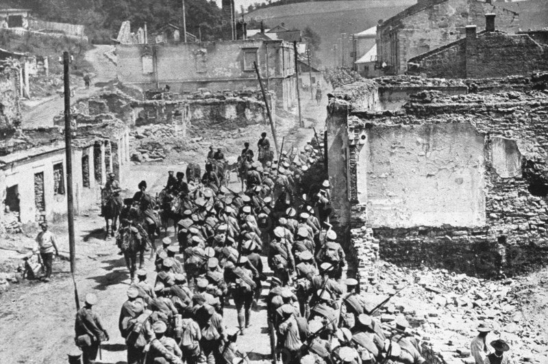 ''L'offensive russe; Entrée des troupes de l'armee Tcherbatcheff a Buczacz, en Galicie',1916. Creator: Unknown.