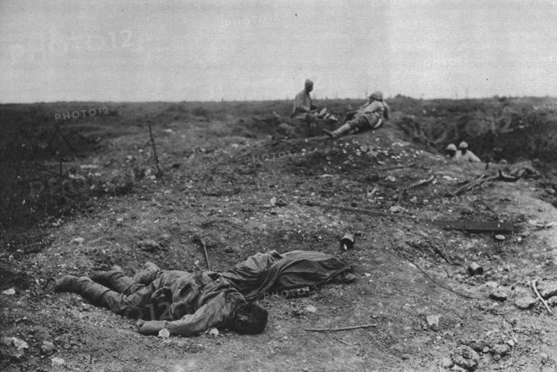 ''Epaves du combat; Un coin du champ de bataille', 1916 (1924). Creator: Unknown.