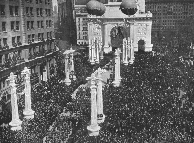 'Le Retour des Vainqueurs; Madison Square pendant le defile de la 27e division..., 1919. Creator: Unknown.
