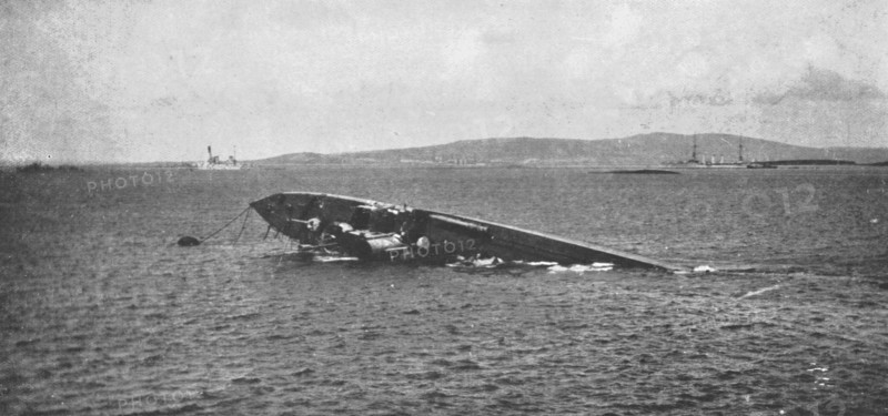 'Le sabordage de la flotte allemande; Le 21 juin 1919, a Scapa Flow: un destroyer..., 1919. Creator: Unknown.