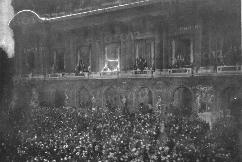 La paix est signee; au balcon de l'opera, Mlle Demougeot chante la "Marseillaise" reprise..., 1919. Creator: Jean Clair-Guyot.