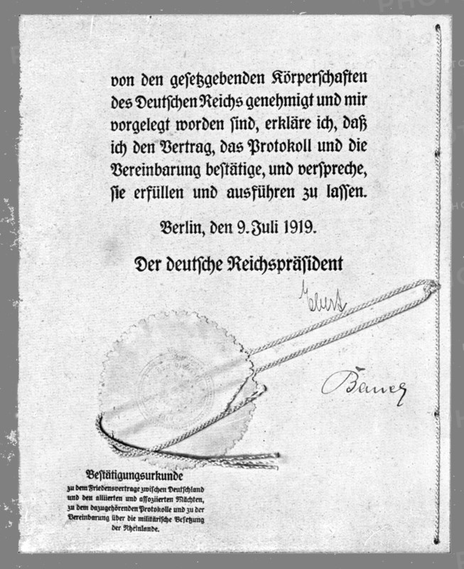 'Le document de Versailles; Signatures du president Ebert et du chancelier Baur', 1919. Creator: Unknown.