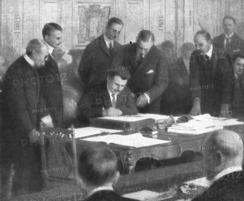 'Le retour a la paix; M Stamboulinsky, plenipotentiaire du royaume de Bulgarie, signant..., 1919. Creator: Henri Manuel.