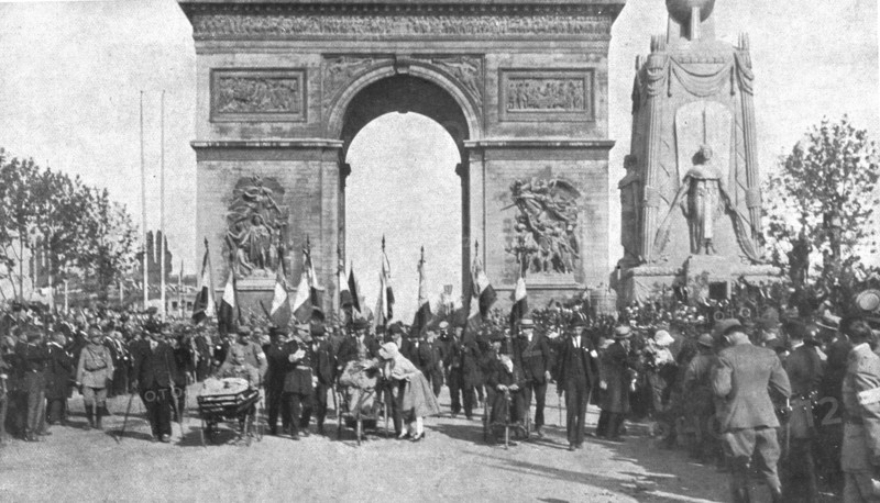 'Le jour de gloire; precedant le defile militaire, mille mutiles passent les premiers sous..., 1919. Creator: Unknown.