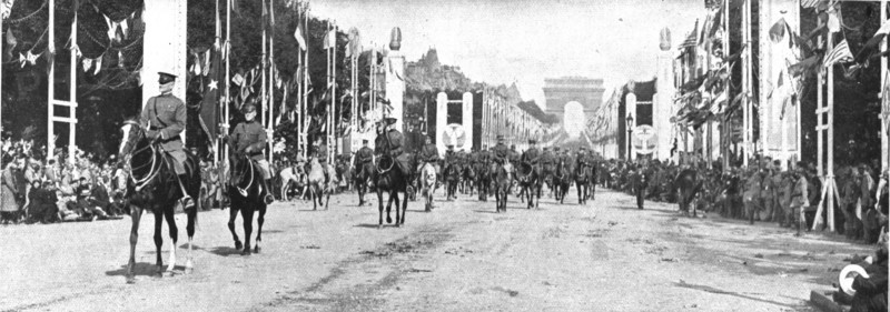 'Le jour de gloire; le general Pershing, commandant l'armee americaine, ouvre..., 1919. Creator: Unknown.