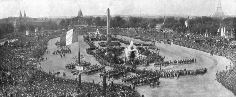 'Le jour de gloire; vue d'ensemble de la place de la Concorde, au moment ou la tete..., 1919. Creator: Unknown.