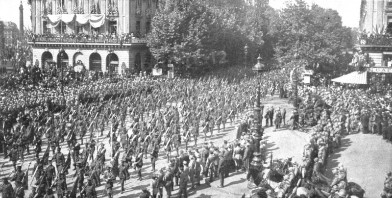 'Le jour de gloire; les deux cents drapeaux des regiments britanniques traversant la place..., 1919. Creator: Unknown.