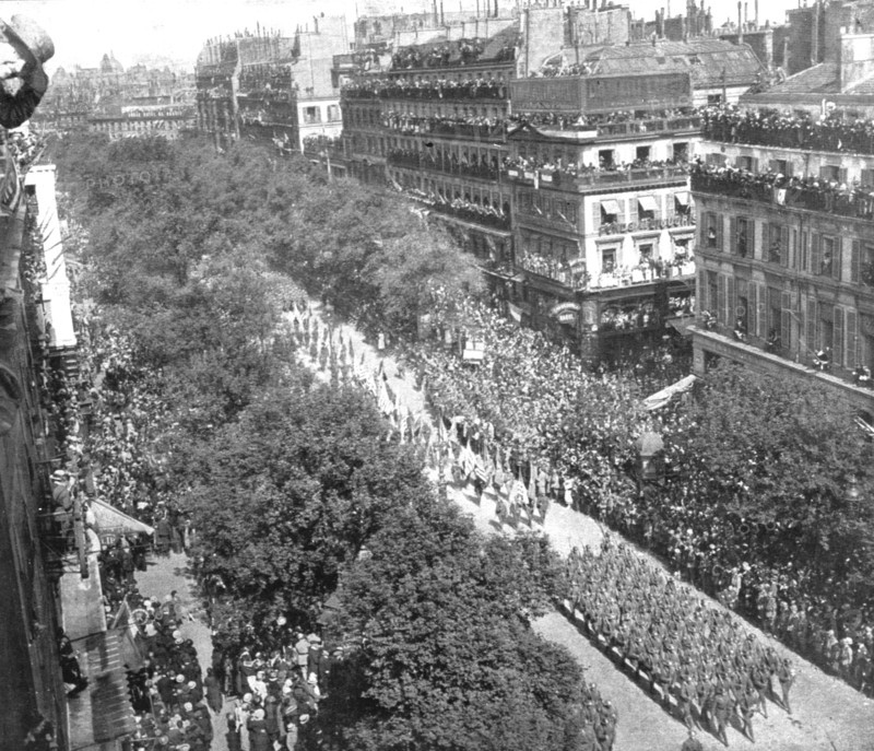 'Le jour de gloire; au coeur de Paris: le defile sur les grands boulevards jusqu'a la place..., 1919 Creator: Unknown.