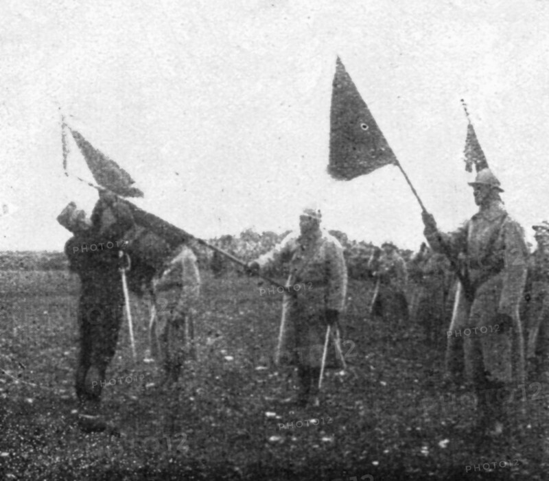'Les combats de Douaumont; Le general Mangin decorant de la croix de guerre, le 15 mai..., 1916. Creator: Unknown.