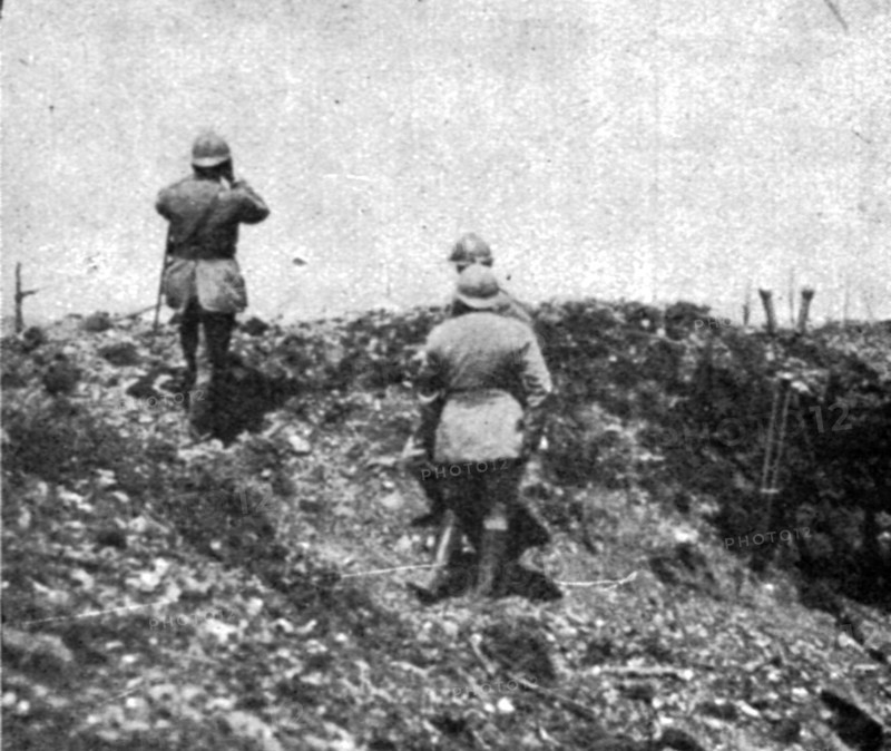''Le general Mangin (a gauche) observant Douaumont pendant l'attaque', 1916. Creator: Unknown.