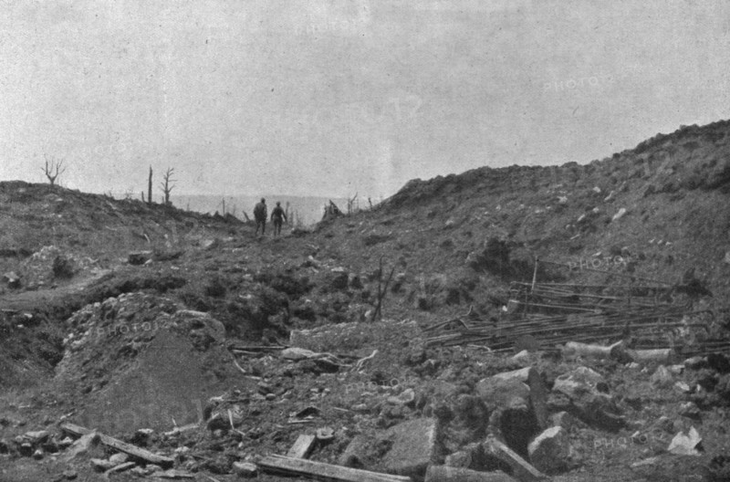 'Pendant l'affaire de Douaumont, le 22 mai.-- Deux coureurs venant des premieres lignes..., 1916. Creator: Unknown.