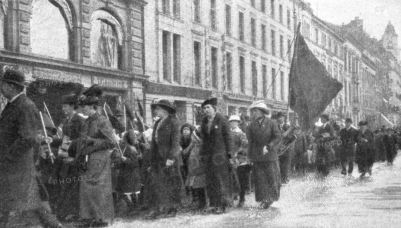 'France et Russie; 1er mai a Christiania: Dans les rues de la capitale norvegienne, nos..., 1916. Creator: Unknown.