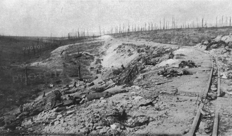 ' Le Fort de Vaux; Le "ravin de la mort" de Douaumont. Entre les forts de Douaumont et..., 1916. Creator: Unknown.