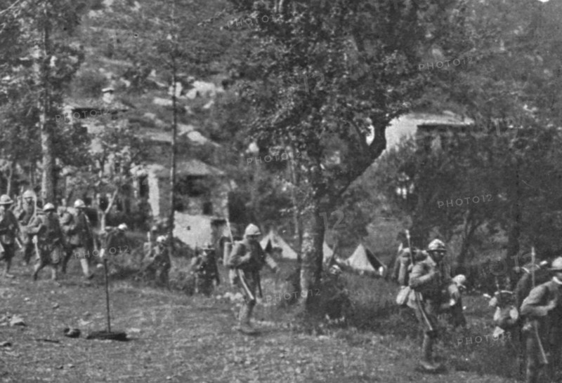 ''Sur le front Italien; Soldats italiens en marche vers les lignes avancees du Val d'Astico', 1916. Creator: Unknown.
