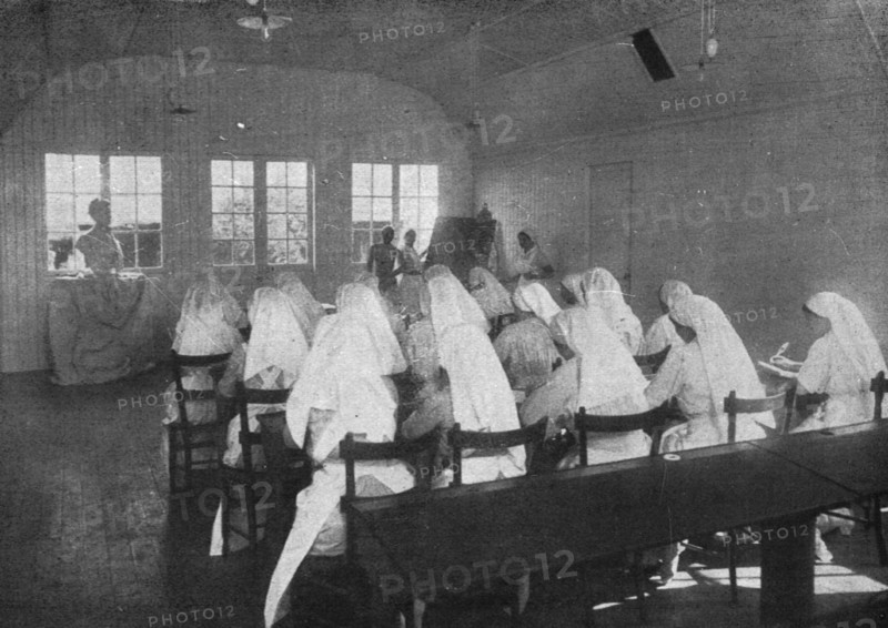 'A la memoire de Miss Edith Cavell; Un cours d'infirmieres professionnelles dans les locaux..., 1916 Creator: Unknown.