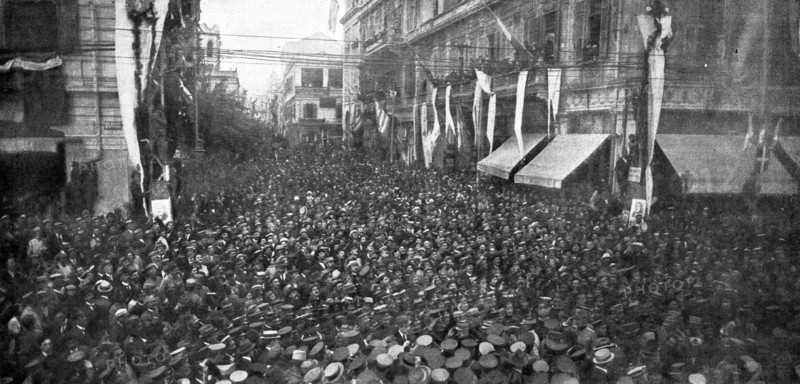 'Les evenements de Grece: M. Venizelos a Salonique; La foule entourant et saluant le general...1916. Creator: Unknown.