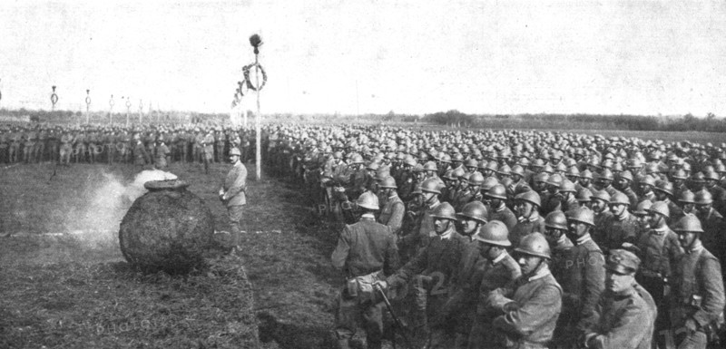 'Sur le front Italien: ceremonie a la memoire des grenadiers; parmi une decoration de mats..., 1916. Creator: Unknown.