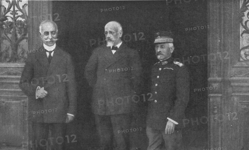 'Les evenements de Grece; Les "triumvirs" a Salonique: l'amiral Coundouriotis, M. Venizelos..., 1916 Creator: Unknown.