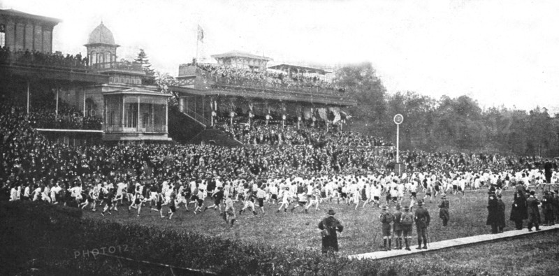 'Le "Cross" des allies a Auteuil; le bataillon des concurrents francais, anglais et belges...', 1916 Creator: Unknown.