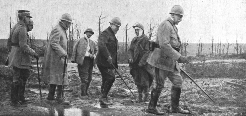 ''La visite du President de la Republique au front de Verdun.--Rencontre de blesses pres de Souville Creator: Unknown.