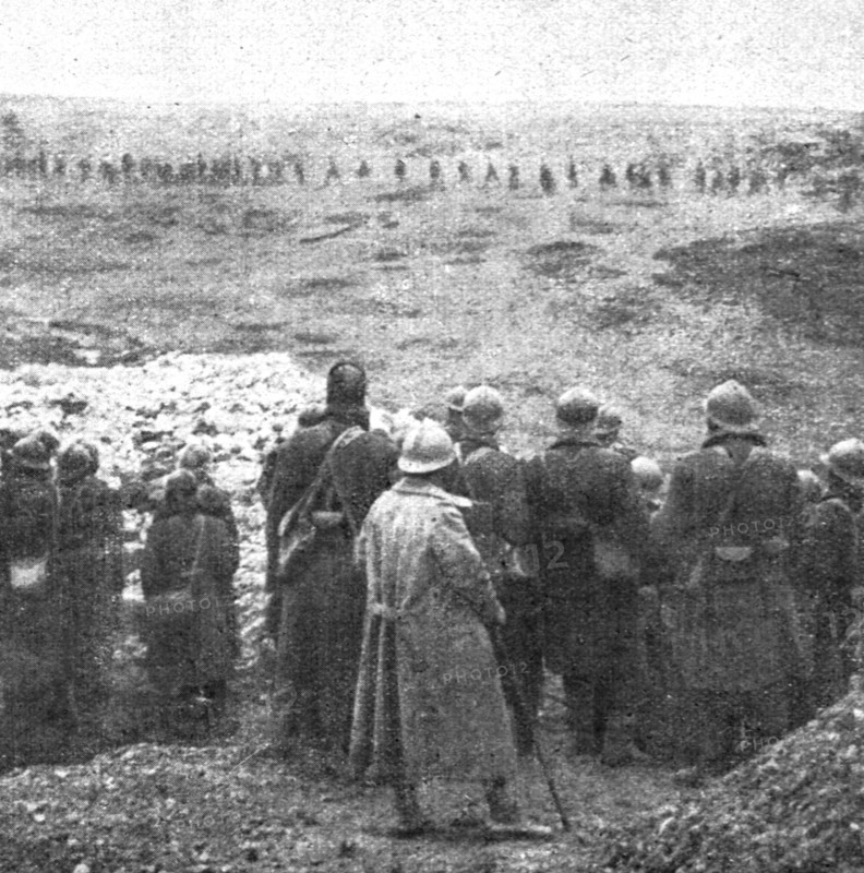 'De l'emplacement de la ferme Thiaumont, les Senegalais regardent defiler les prisonniers..., 1916. Creator: Unknown.