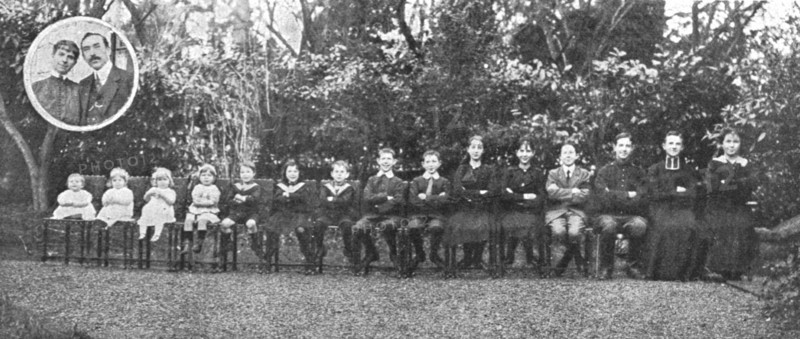 'Les belles familles; les quinze enfants de M. et Mme Lestienne; dans le medaillon, les..., 1916. Creator: Unknown.