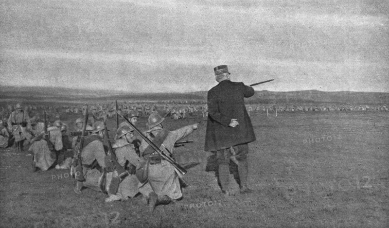 'Aux camps d'instruction de la classe 17; le generalissime et les jeunes mitrailleurs', 1916. Creator: Unknown.