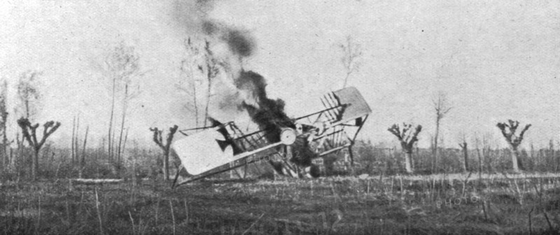 'Avion autrichien abattu; avion autrichien abattu en flammes par une batterie..., 1916. Creator: Unknown.