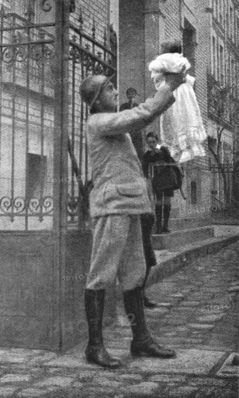 'Les belles familles; le brigadier Gaston Meresse, aine de douze enfants, et sa petit..., 1916. Creator: Unknown.