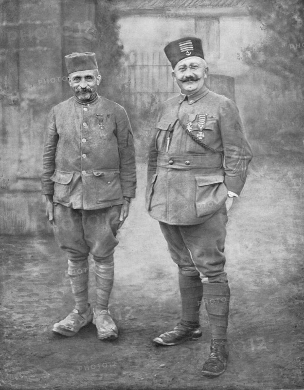 'Le lieutenant-colonel Richaud et le doyen du 4e zouaves', 1916. Creator: Unknown.
