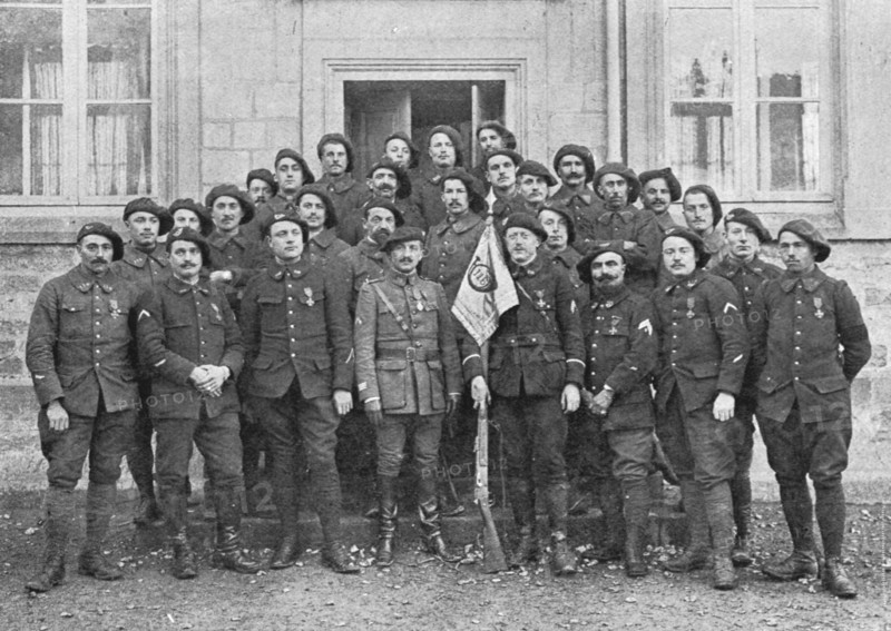 'Le capitaine Desombourg au milieu d'un groupe du 116e bataillon de chasseurs alpins', 1916. Creator: Unknown.