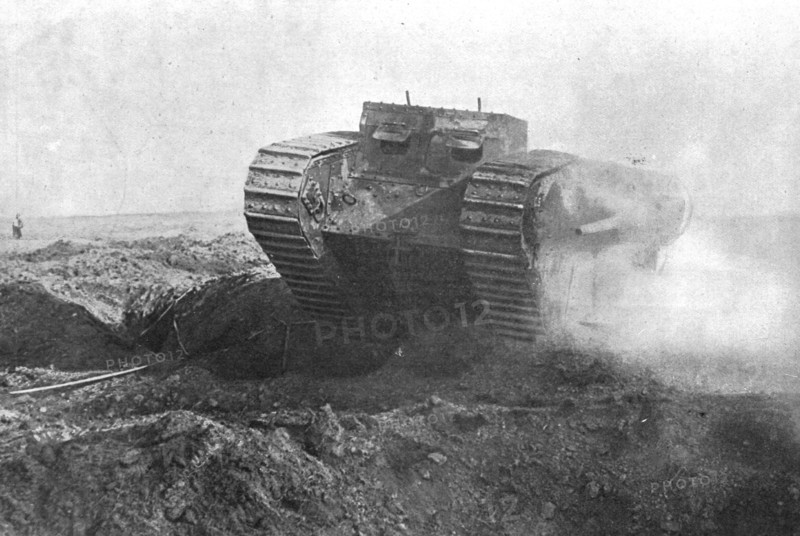 'Un tank en action; la tourelle de gauche est armee d'un petit canon de marine a tir rapide', 1916. Creator: Unknown.