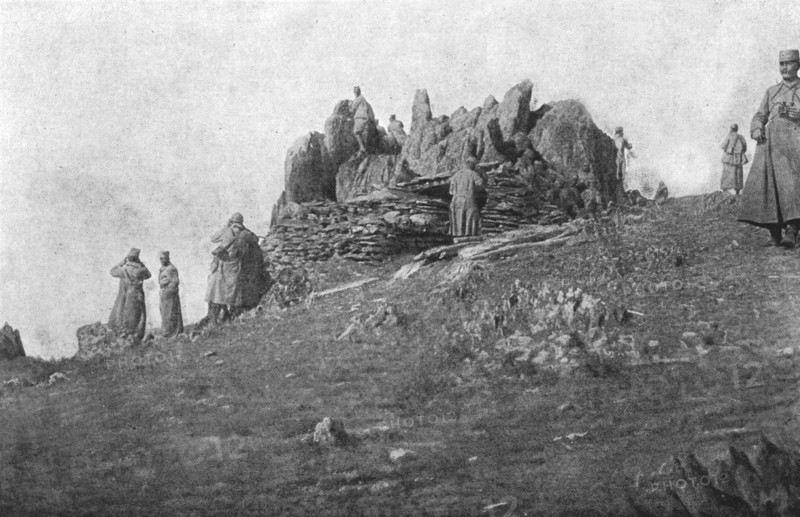 'Avec l'armee Serbe de la Tcherna; un poste d'observation sur le versant Ouest des..., 1916. Creator: Vladimir Betzitch.